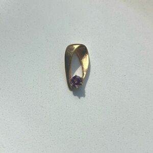18k gold pendant with amethyst gem stone